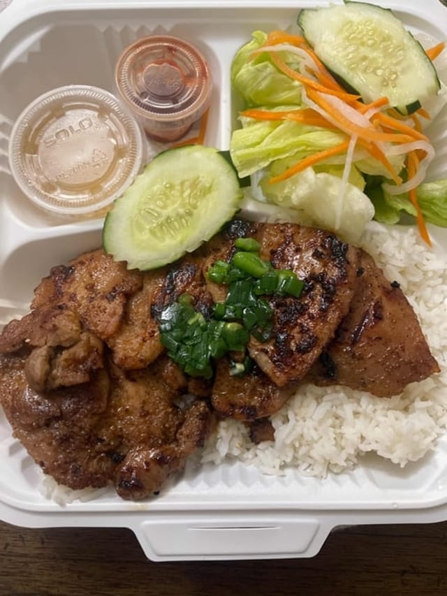 55. BBQ Boneless Chicken Over Rice / Cơm Gà Nướng.
